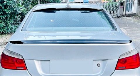 สปอยเลอร์หลังคา E60 สีดำเงา