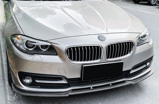 ลิ้นหน้า F10 สำหรับกันชน Luxury LCI สีดำเงา